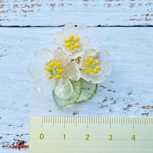 空にさく花 透明に咲く サンカヨウのブローチ｜6月21日の誕生花 ギフト