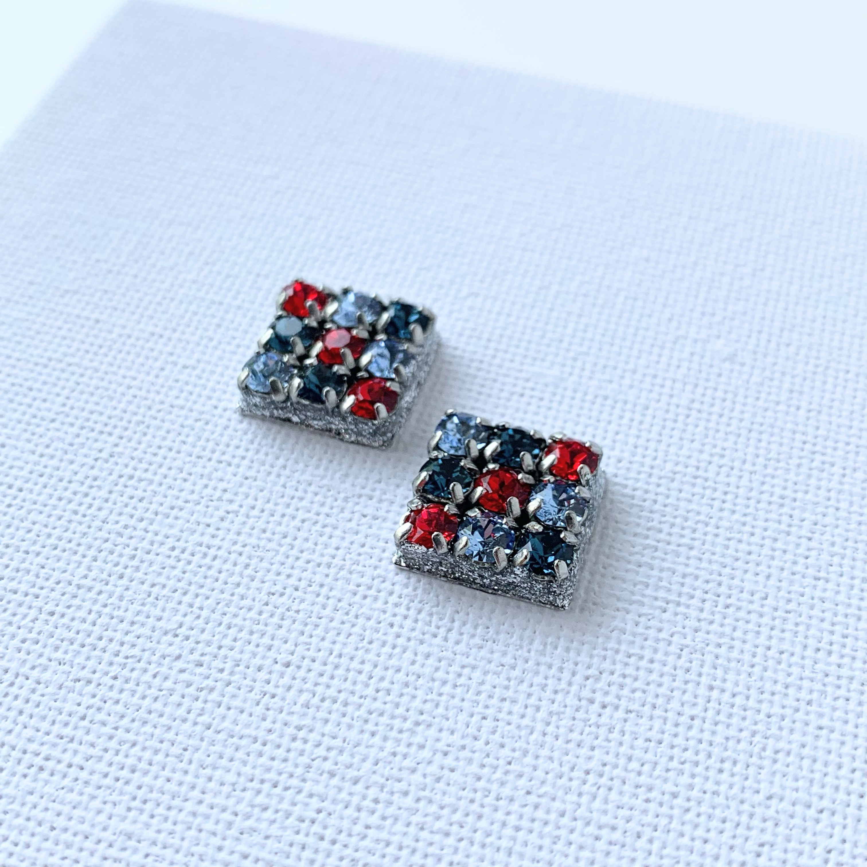 スクエアビジューのピアス・イヤリング　トルコのタイル　レッド・ライトブルー・ネイビー