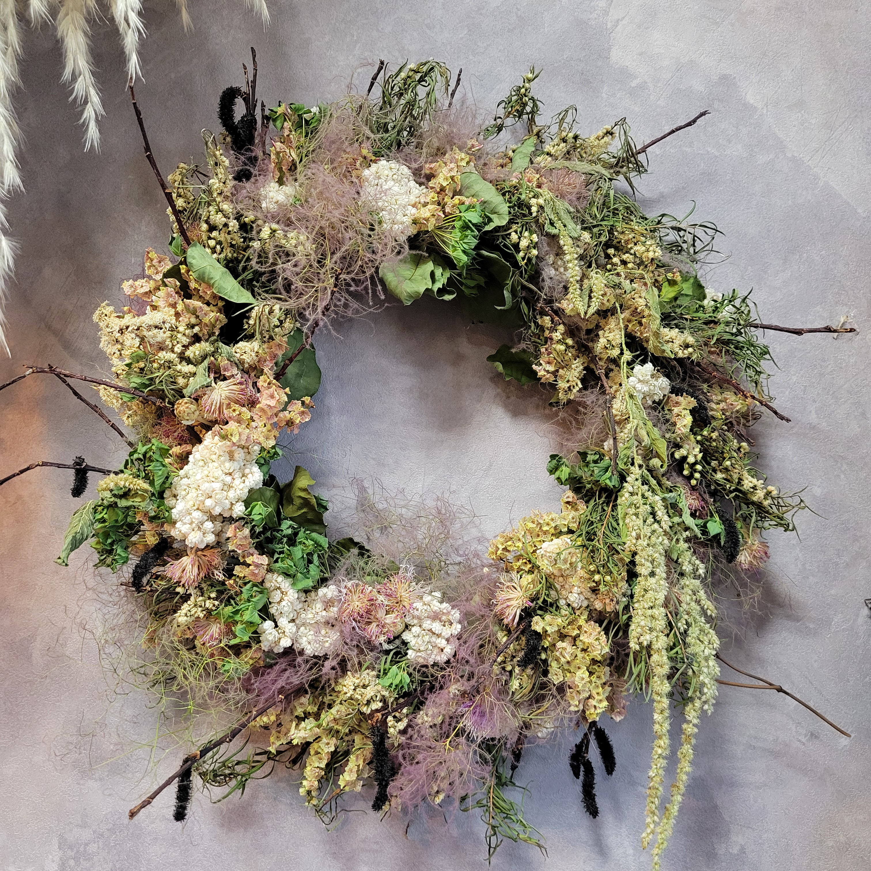 ティーツリーとスモークツリーのドライフラワーリース