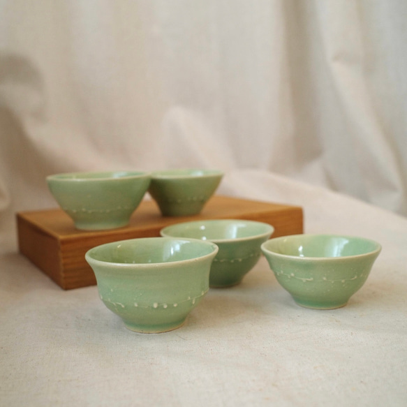 再入荷！】グリーンネックレスのおちょこ｜ぐい呑み｜陶器｜浅緑