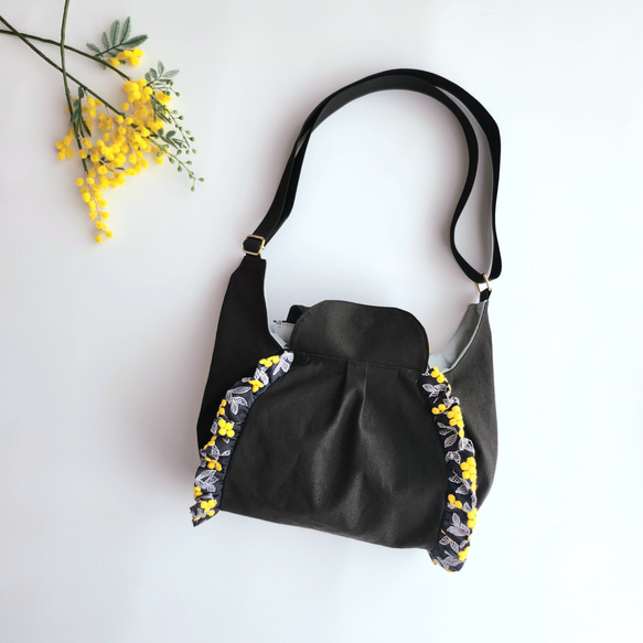撥水帆布×ぷくまる刺繍のフリルショルダーバッグ│2Way　旅行　フェス　肩掛け　斜め掛け 2枚目の画像