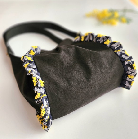 撥水帆布×ぷくまる刺繍のフリルショルダーバッグ│2Way　旅行　フェス　肩掛け　斜め掛け 8枚目の画像
