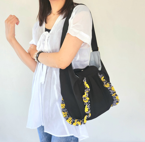撥水帆布×ぷくまる刺繍のフリルショルダーバッグ│2Way　旅行　フェス　肩掛け　斜め掛け 1枚目の画像