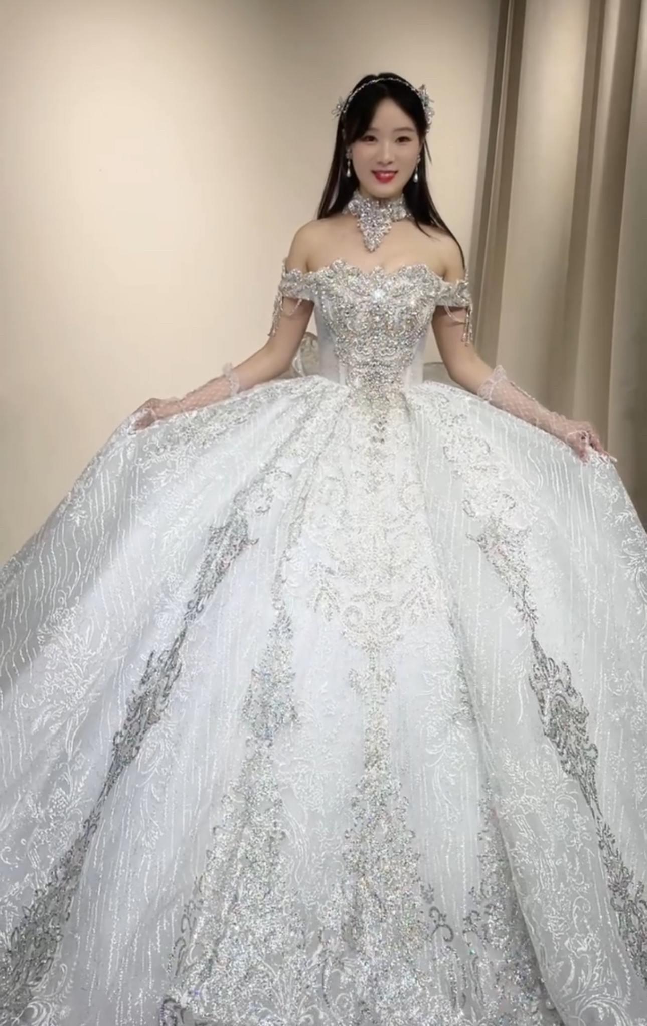 圧倒的に存在感　オフショルダー　二の腕カバー　グッリター　可愛い　ブライダル　バックリボン　ラメ入り　上品　結婚式挙式