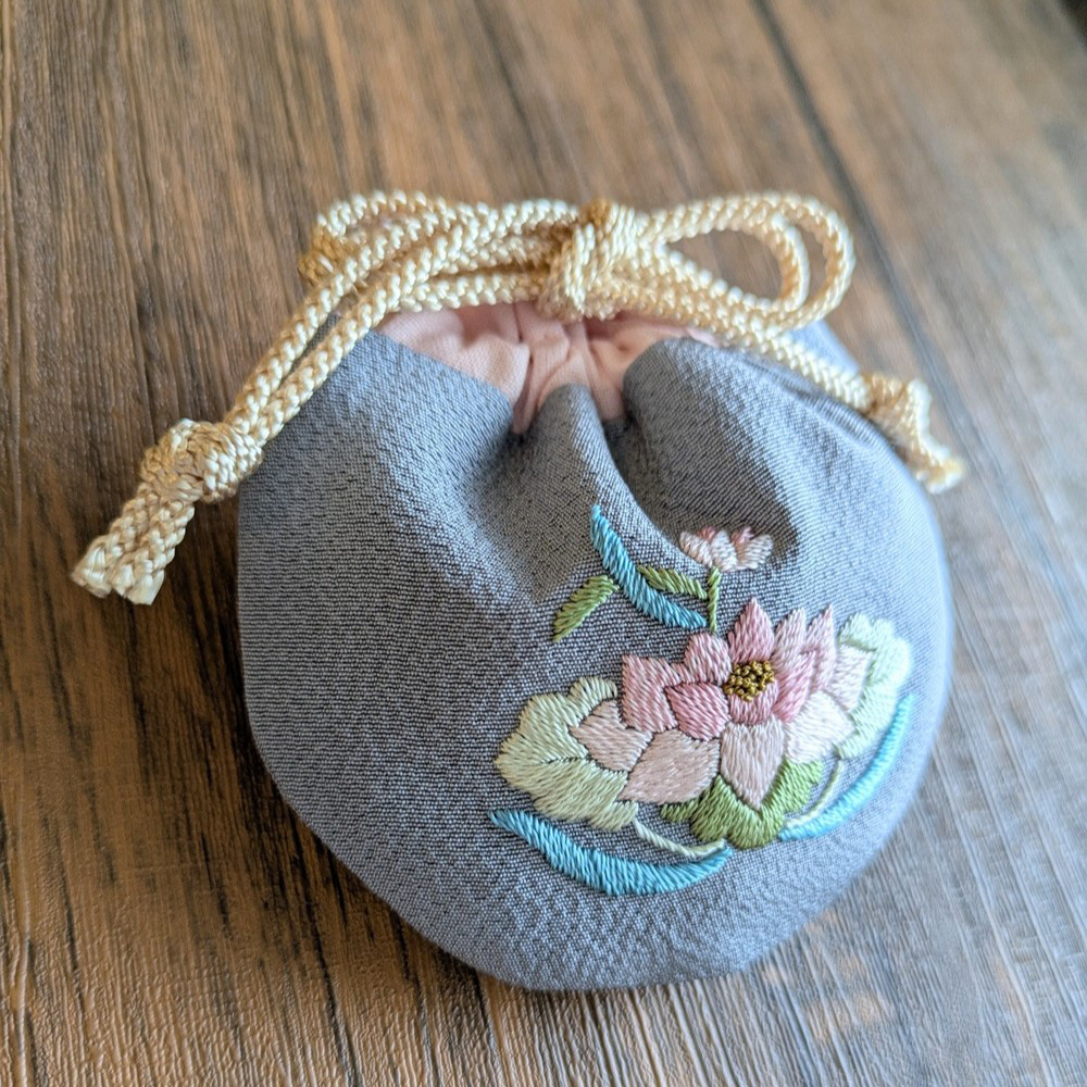 日本刺繍の巾着（小丸）（蓮華）（F2507） 巾着袋 刺繡アトリエ nao