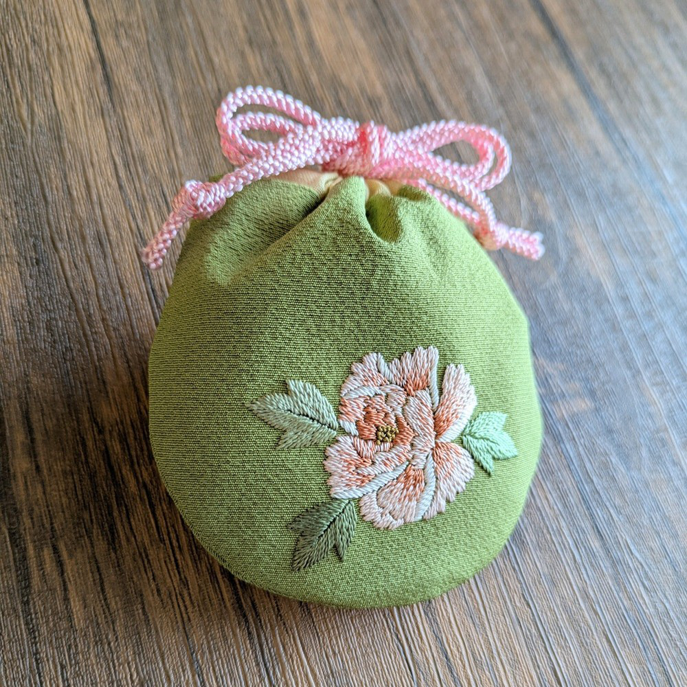 日本刺繍の巾着（小丸）（牡丹）（F2509）