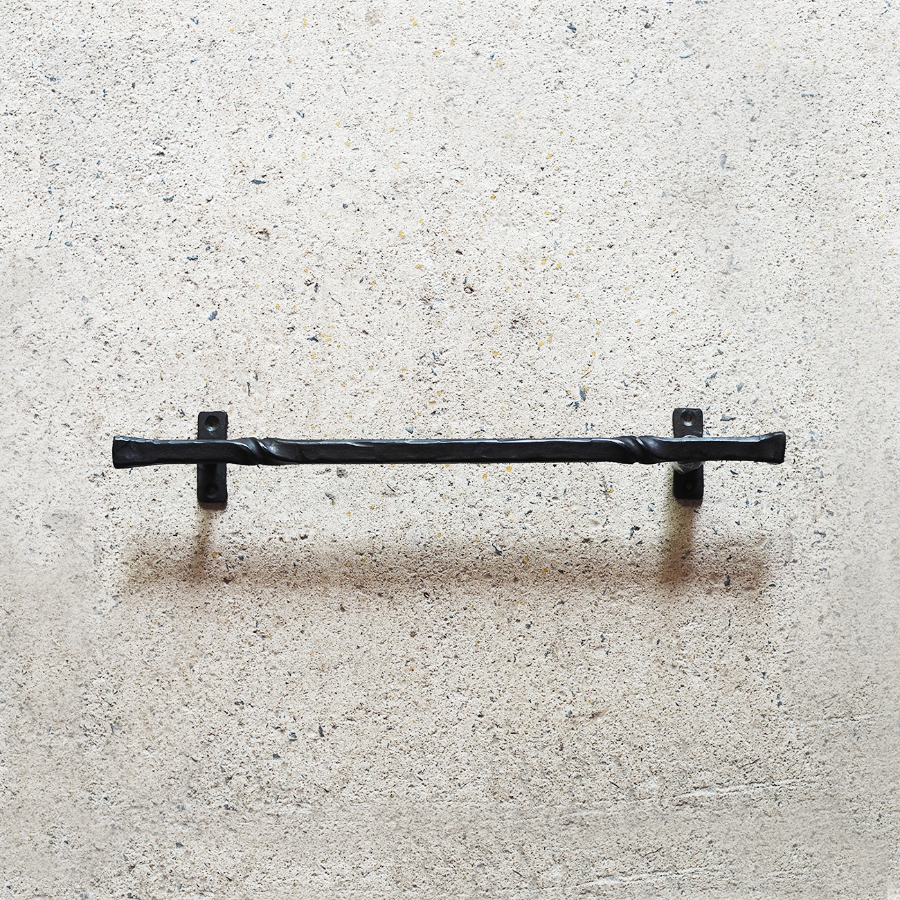 【ロートアイアンのドアハンドル】角13㎜ 長さ35㎝ 無垢角鉄のねじり加工・鍛造｜アイアンバー・手すり・傘かけ