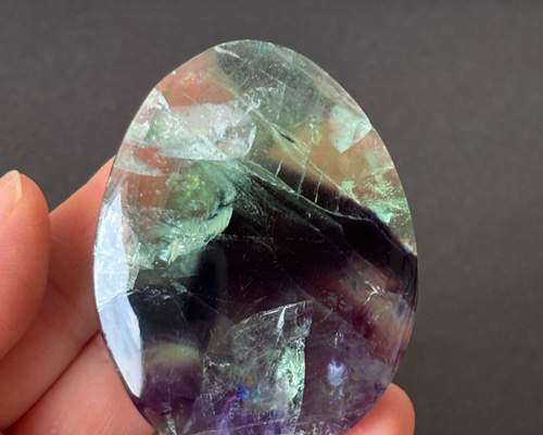 しっかり虹入り!!☆グリーン＆パープルフローライト☆握り石☆ 瀧川