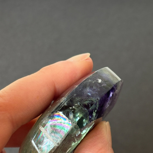 しっかり虹入り!!☆グリーン＆パープルフローライト☆握り石☆ 瀧川