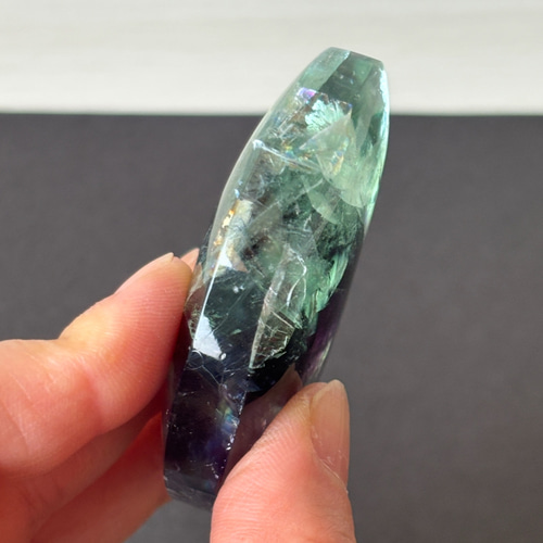 しっかり虹入り!!☆グリーン＆パープルフローライト☆握り石☆ 瀧川