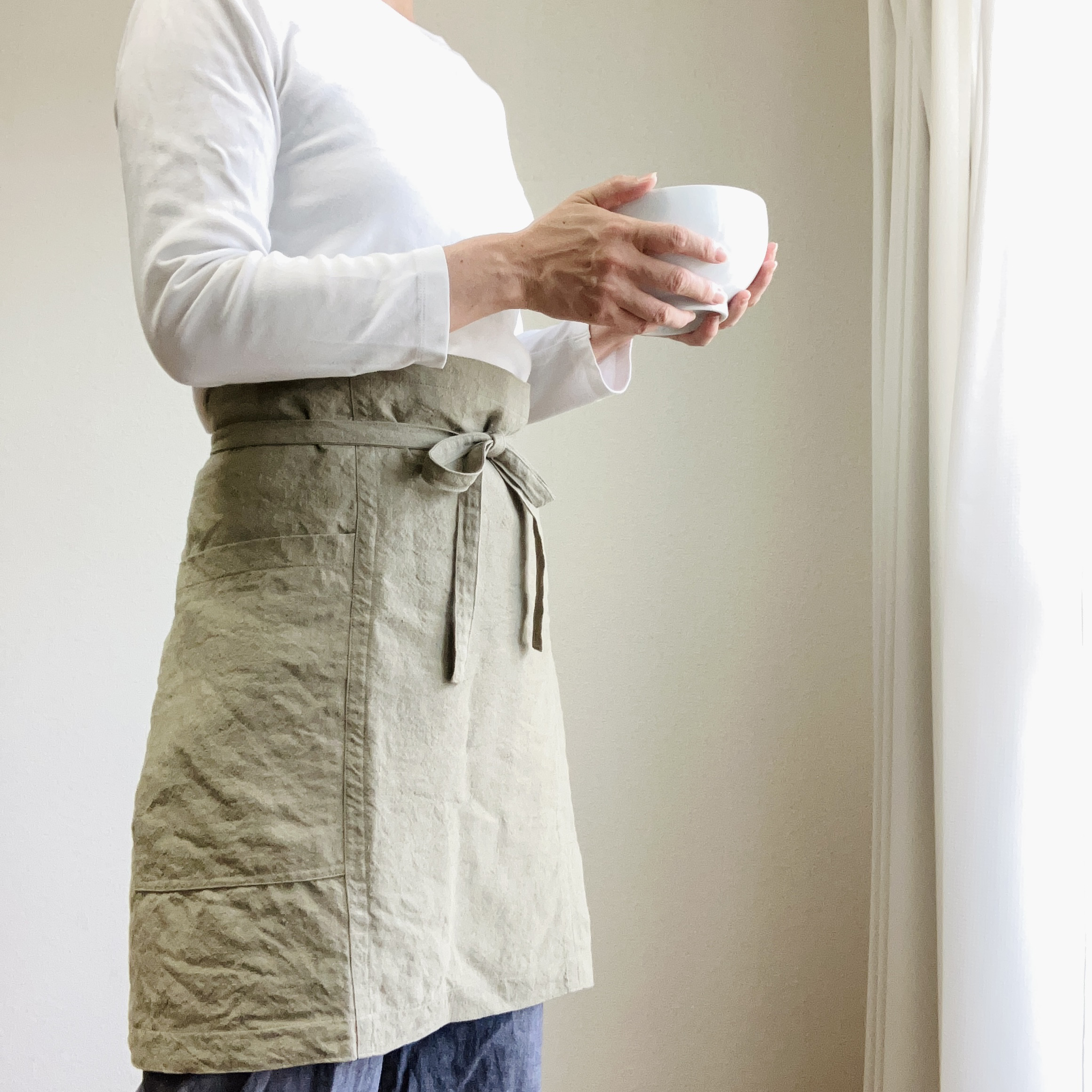 肌馴染みの良いふっくらととろむ厚みのカフェエプロン　ベルギーリネン２５番手　グラスベージュ