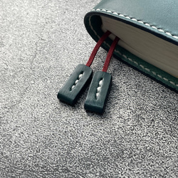 【手縫】ほぼ日手帳カズンA5用ブルーグリーン本革手帳カバー（角花飾）2本しおり付き（バタフライストッパー） 5枚目の画像