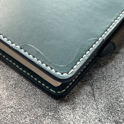 【手縫】ほぼ日手帳カズンA5用ブルーグリーン本革手帳カバー（角花飾）2本しおり付き（バタフライストッパー） 6枚目の画像