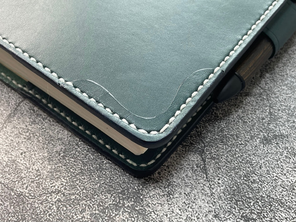 【手縫】ほぼ日手帳カズンA5用ブルーグリーン本革手帳カバー（角花飾）2本しおり付き（バタフライストッパー） 6枚目の画像