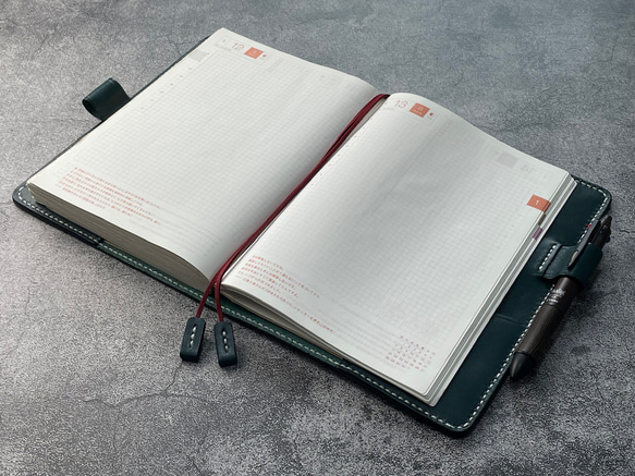 【手縫】ほぼ日手帳カズンA5用ブルーグリーン本革手帳カバー（角花飾）2本しおり付き（バタフライストッパー） 2枚目の画像