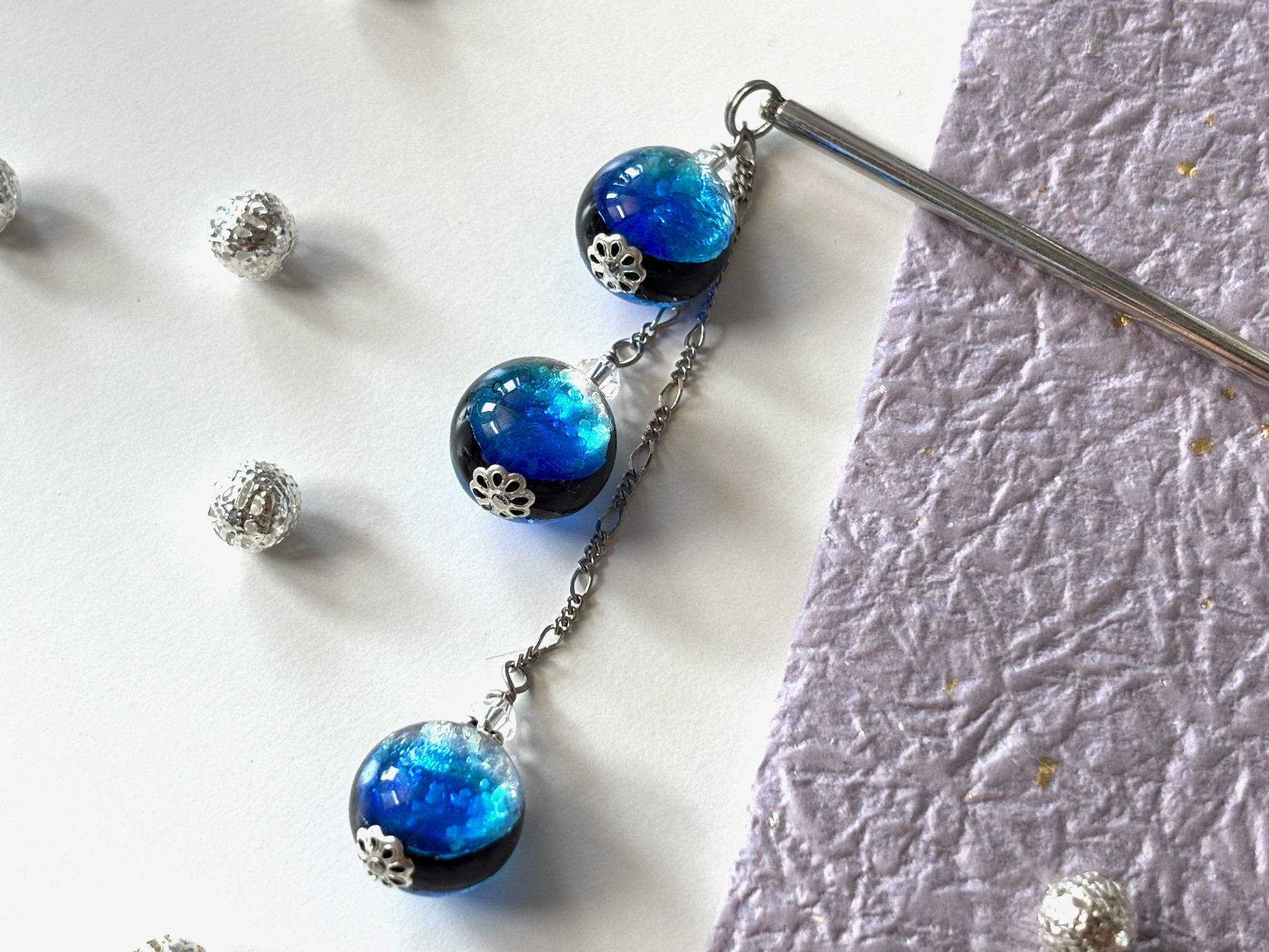 かんざし　ラムネソーダの様なブルーグラデーションのとんぼ玉３連　一本挿し　一本簪　涼しげ　夏　青　水色 4,565円