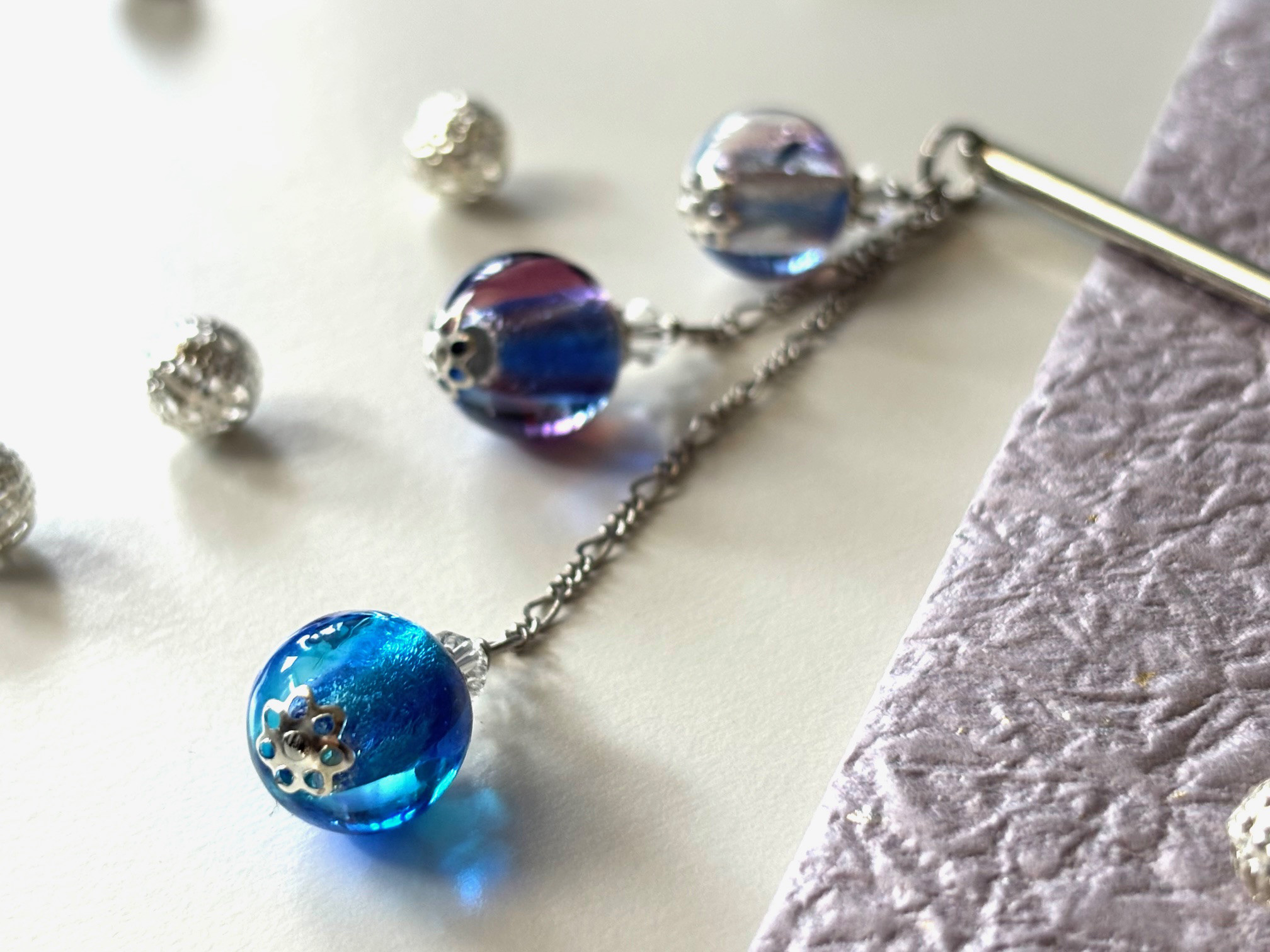 かんざし　青と紫のとんぼ玉３連　一本挿し　一本簪　涼しげ　夏　青　水色　ガラス　トンボ玉