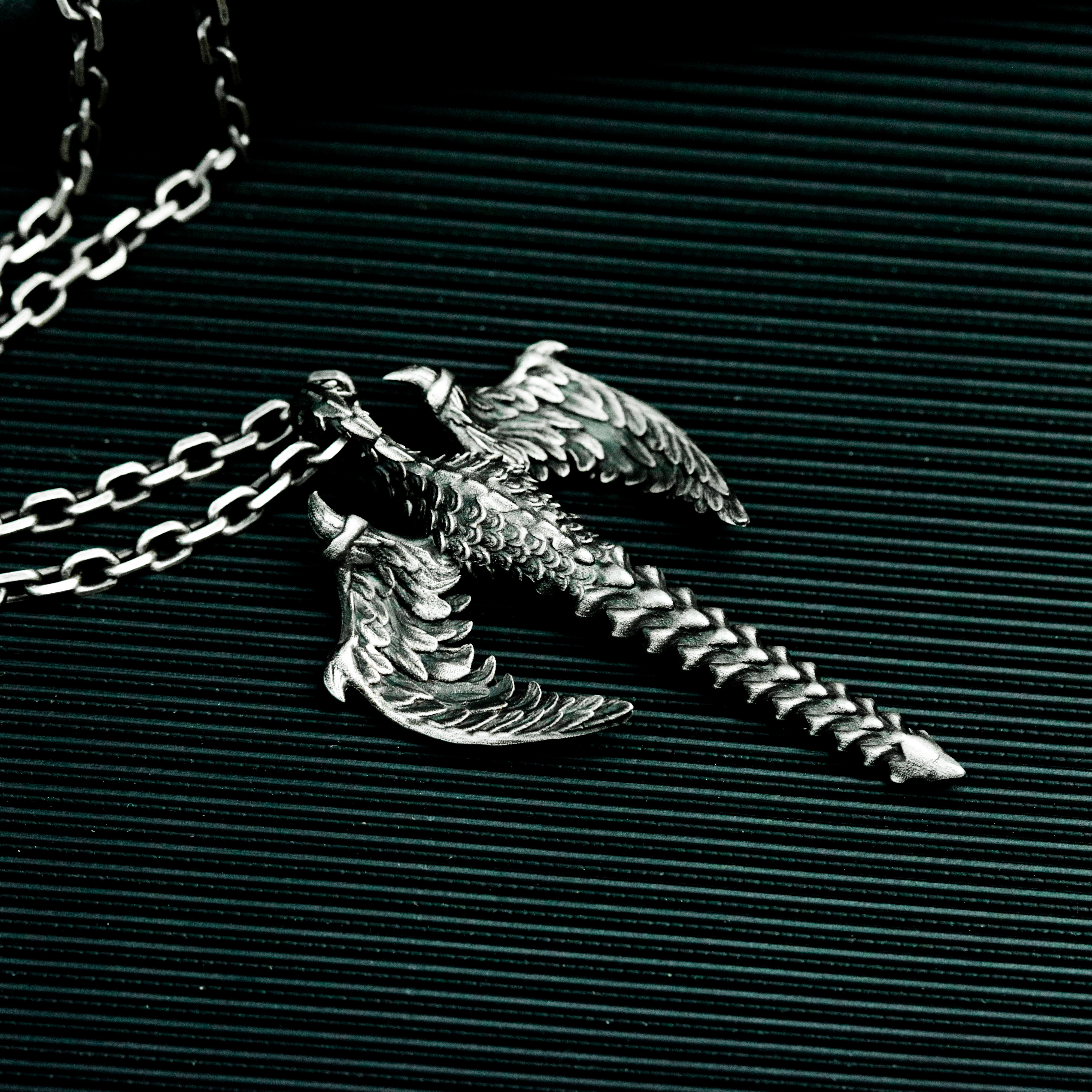 ルシファーの背骨ソード 925シルバーペンダントネックレス – 天使の刃と背骨の融合デザイン – 神聖でダークなゴシック