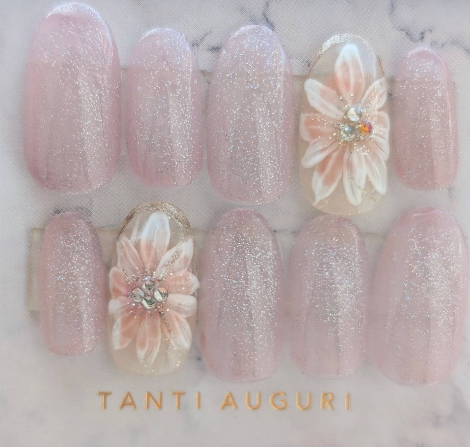 ピンクグリッター＆フラワーネイル