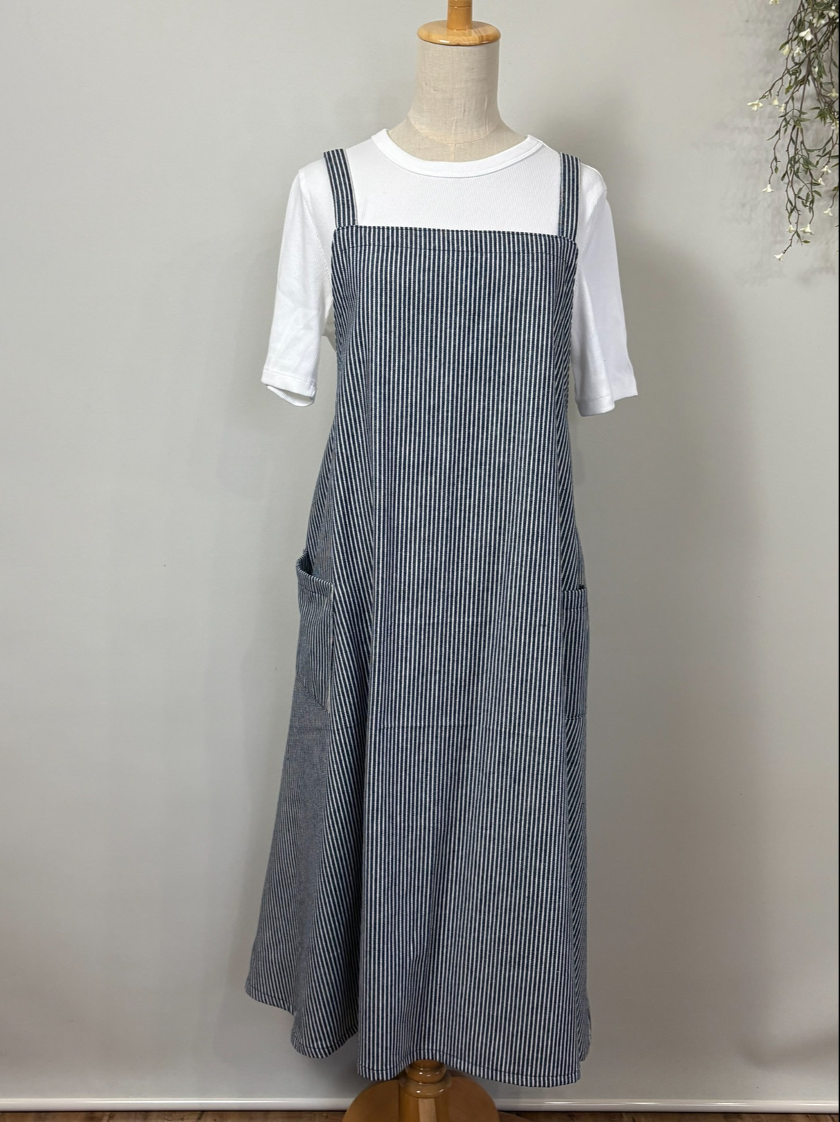 ヒッコリーデニムのエプロンワンピース（ネイビー） 6,160円