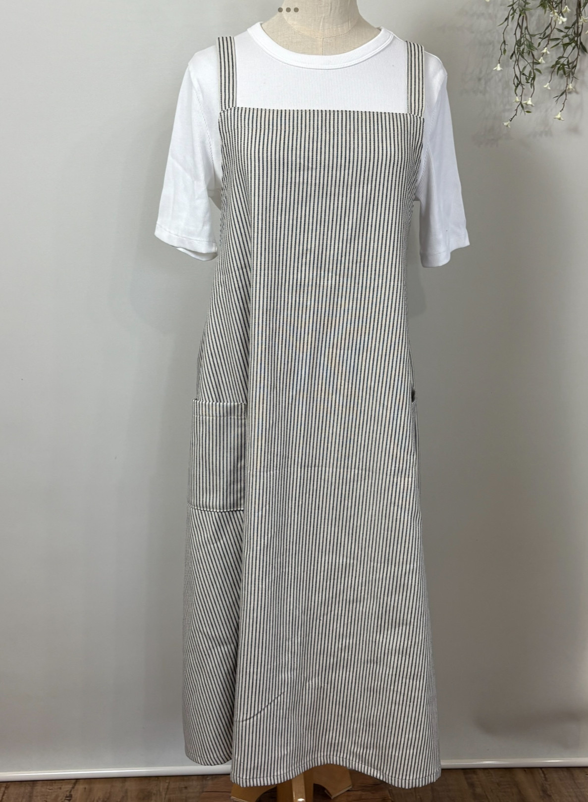 ヒッコリーデニムのエプロンワンピース（アイボリー）