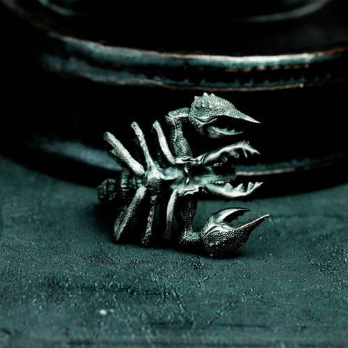 ゴーストフェイススコーピオン 925シルバーペンダント – 毒を宿す