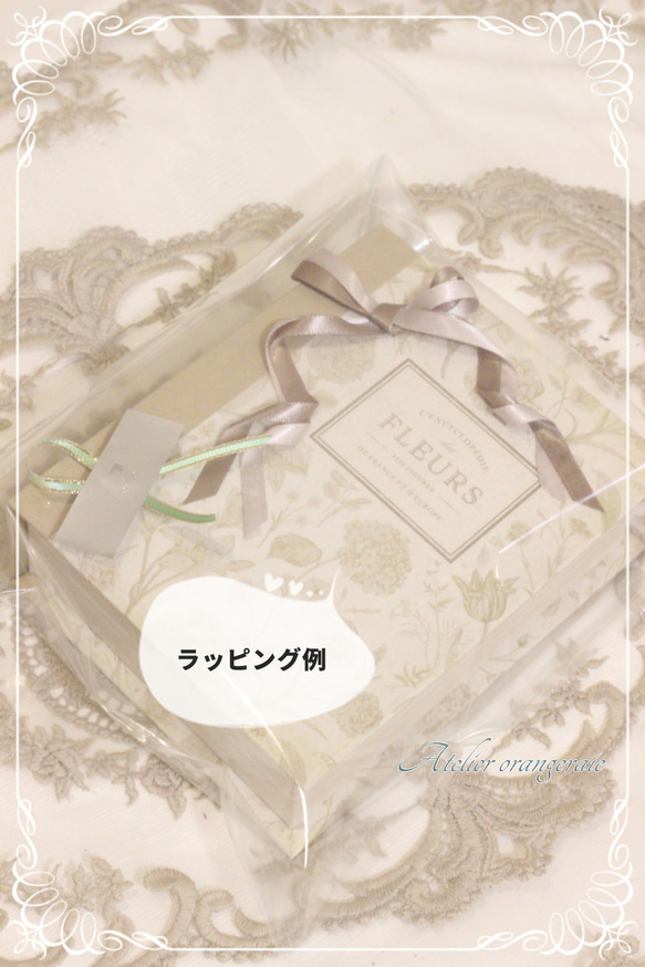 フランス田園風景より～スモーキーブルーのBOOK型マカロンボックスアレンジ・お花と手作りクレイのマカロンの詰め合わせ 9枚目の画像