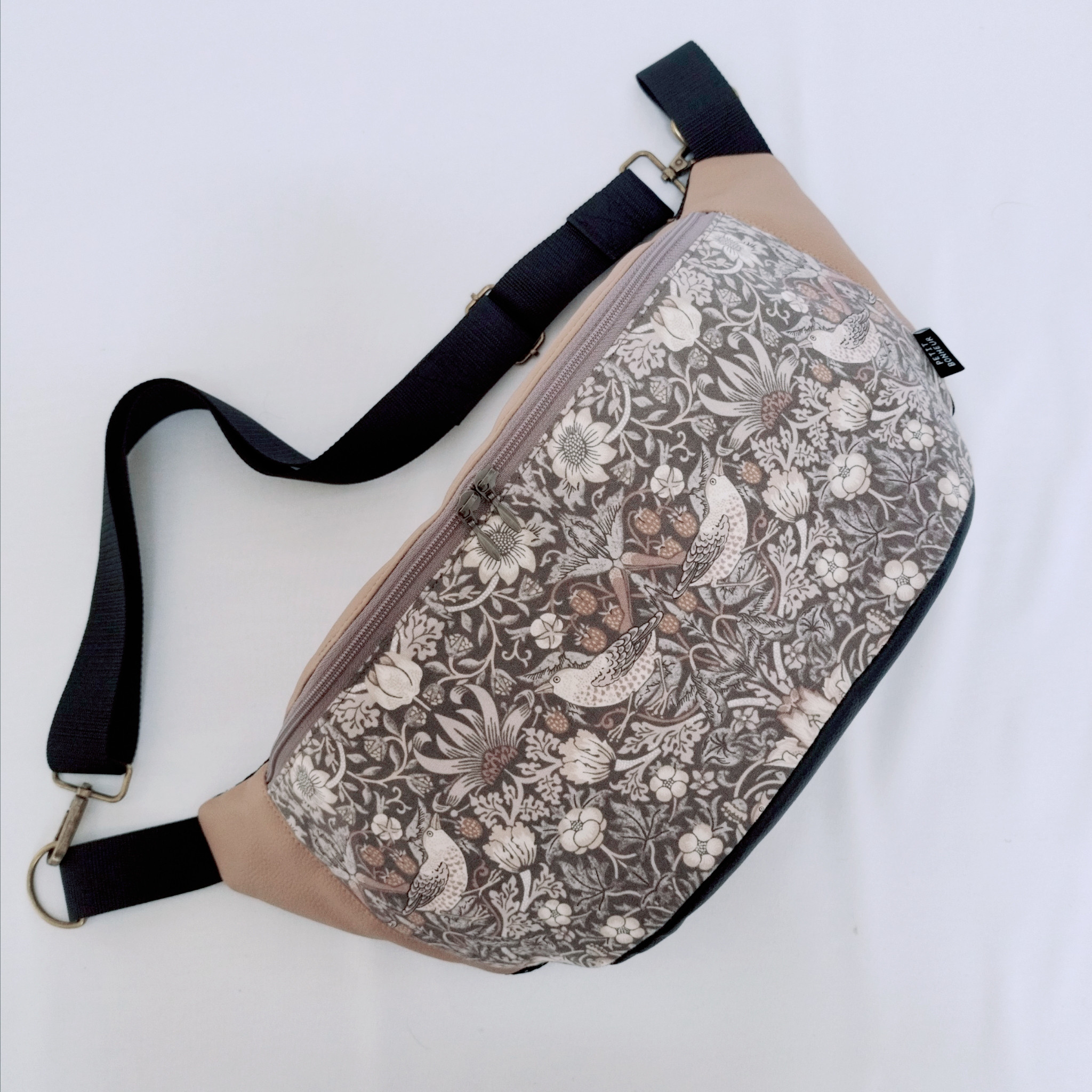 優雅な大人のボディバッグ / いちご泥棒アンティーク×キャメル