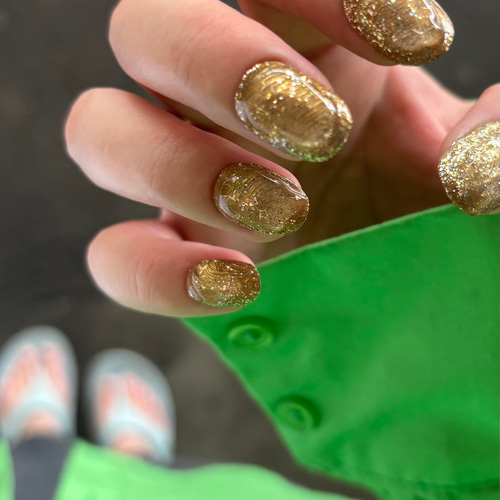 ゴールドきらめきニュアンスネイル ぷっくりネイル ゴールドネイル
