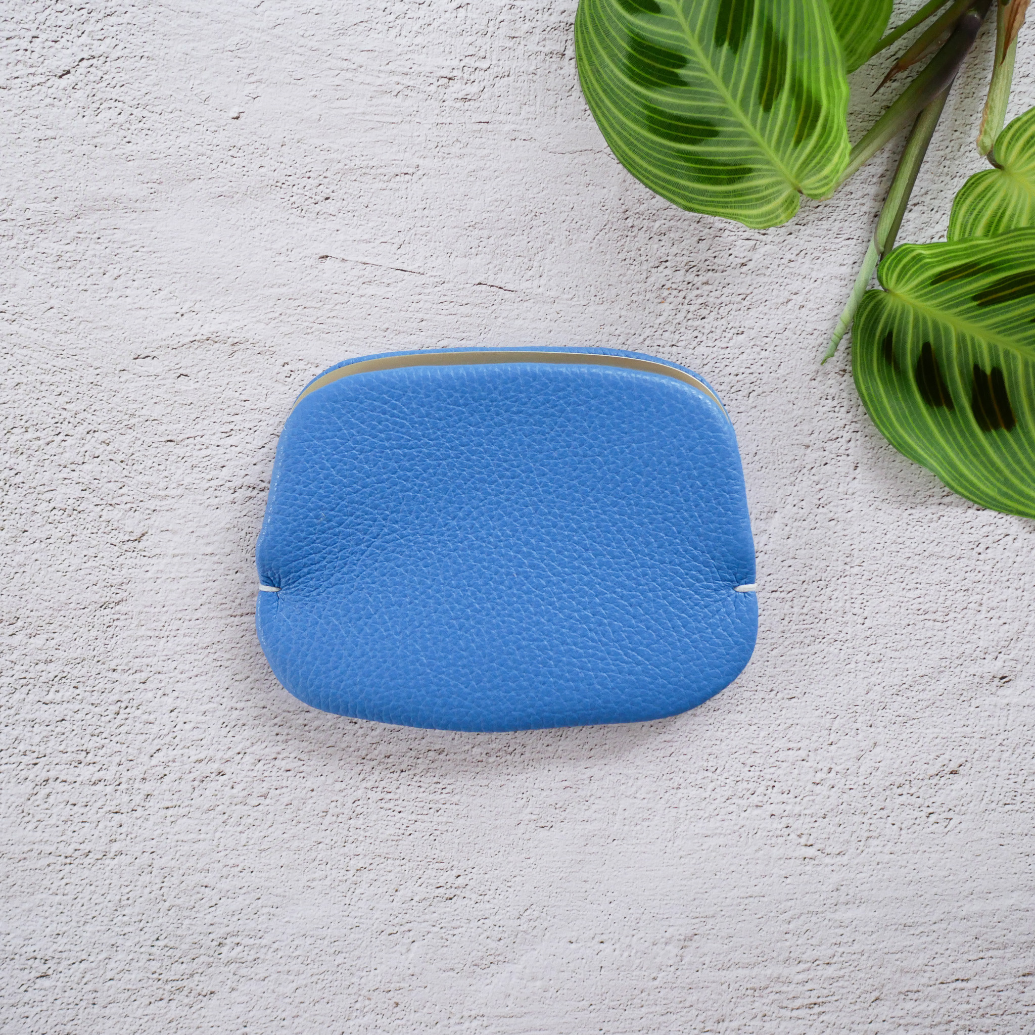 薄さが嬉しい！ミニマムな「スナップウォレット・M」フレンチブルー