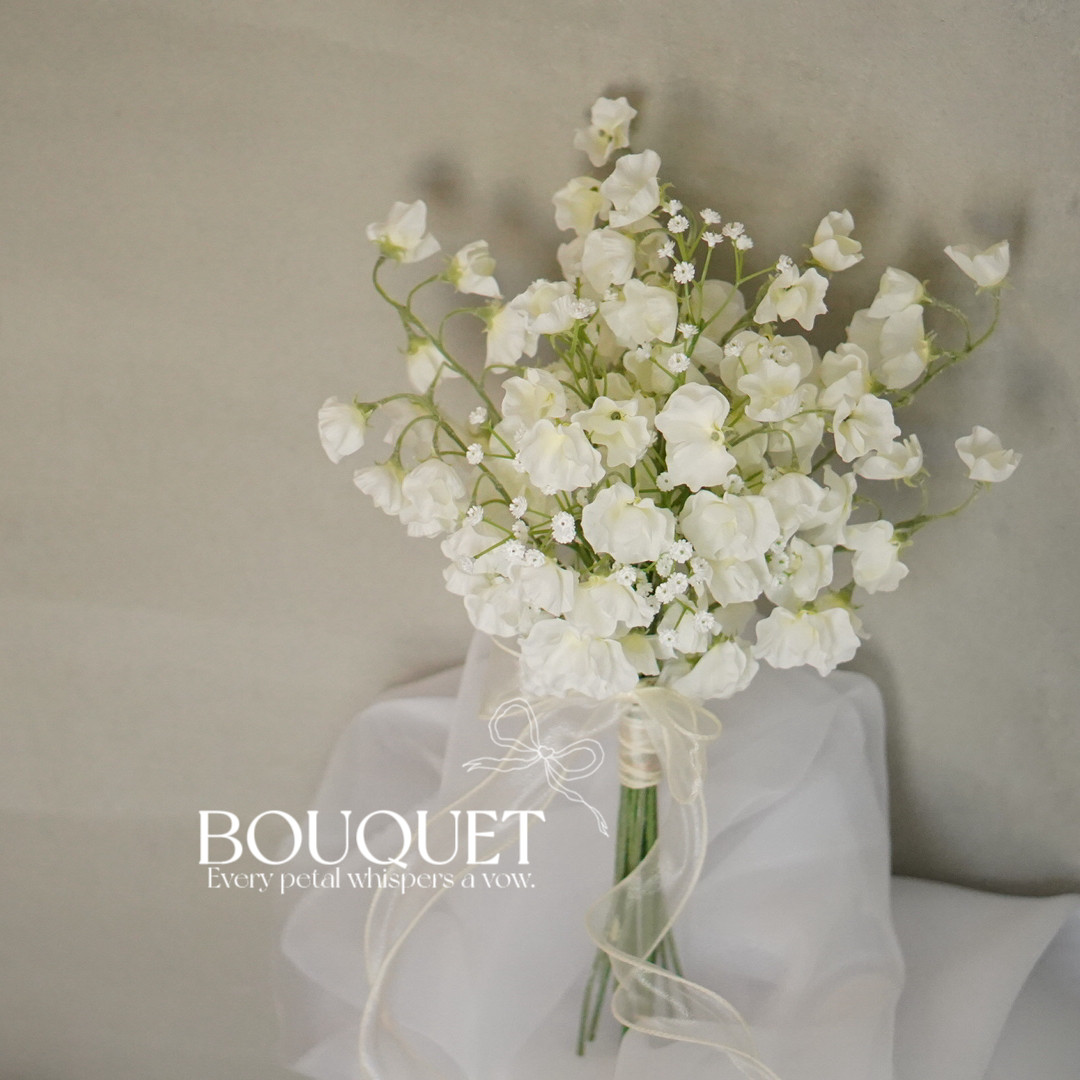 fuwa. ⌇﻿ ふわふわスイートピーとかすみ草のクラッチブーケ ⌇﻿ アーティフィシャルフラワー ウェディングブーケ