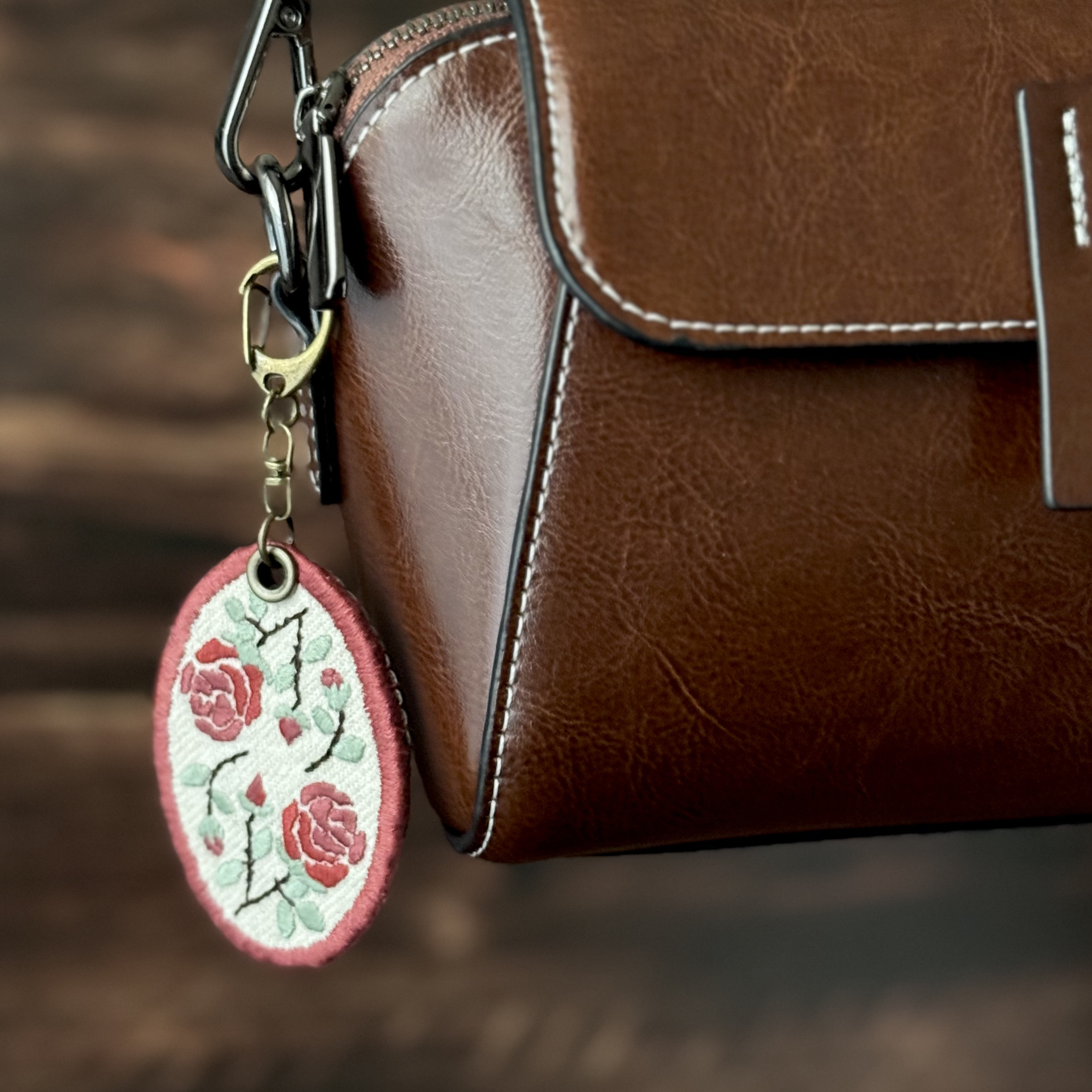 飾らない私に、ちょうどいい刺繍キーホルダー｜バラ