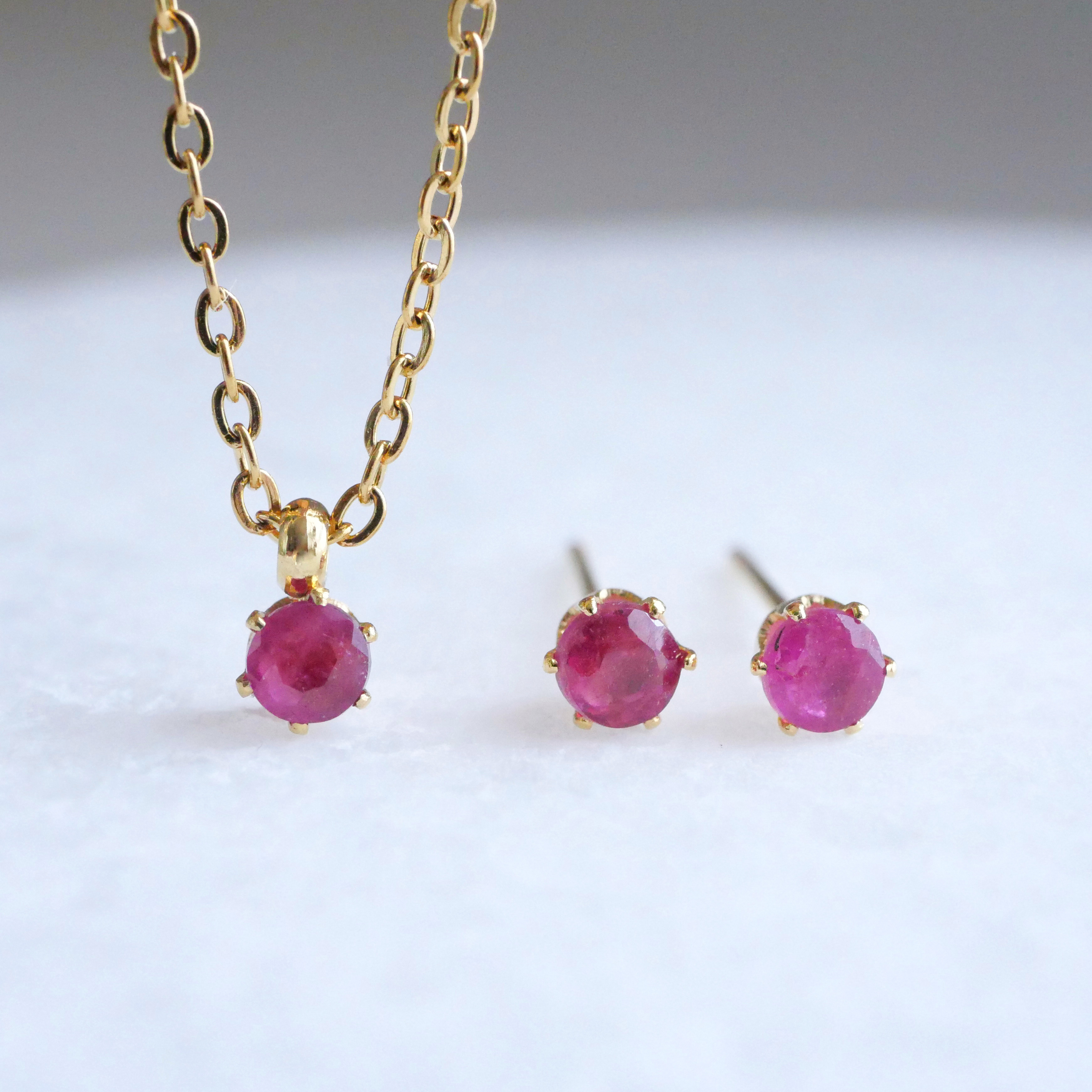 ルビーの一粒ピアスとネックレスの2点セット　７月誕生石　３ｍｍ　サージカルステンレス　金属アレルギー　付けっぱなしOK