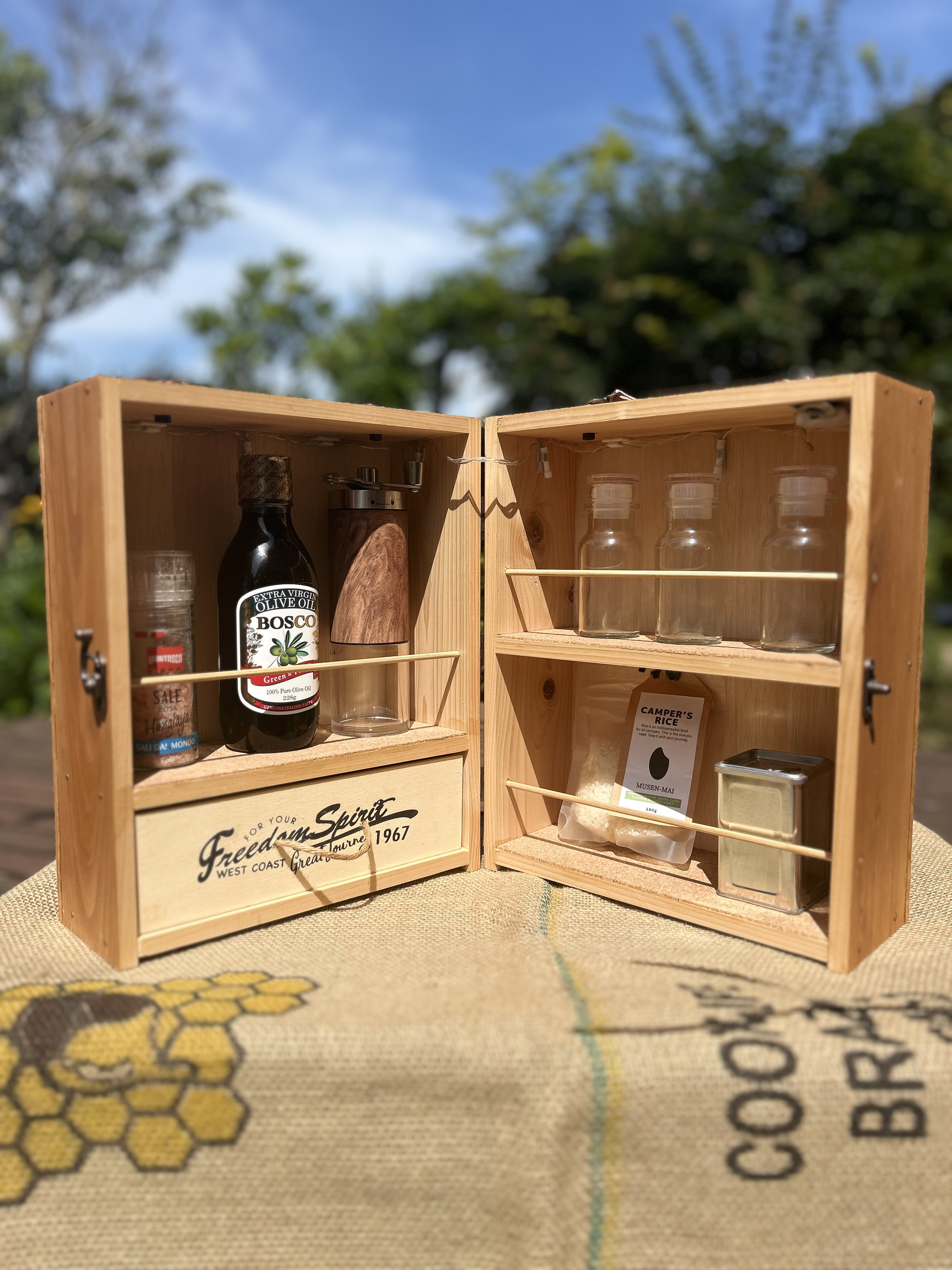 【LEDライト付き】木のぬくもりスパイスボックス調味料入れラック｜本革ベルト×やさしい灯りでキャンプサイトを個性的に