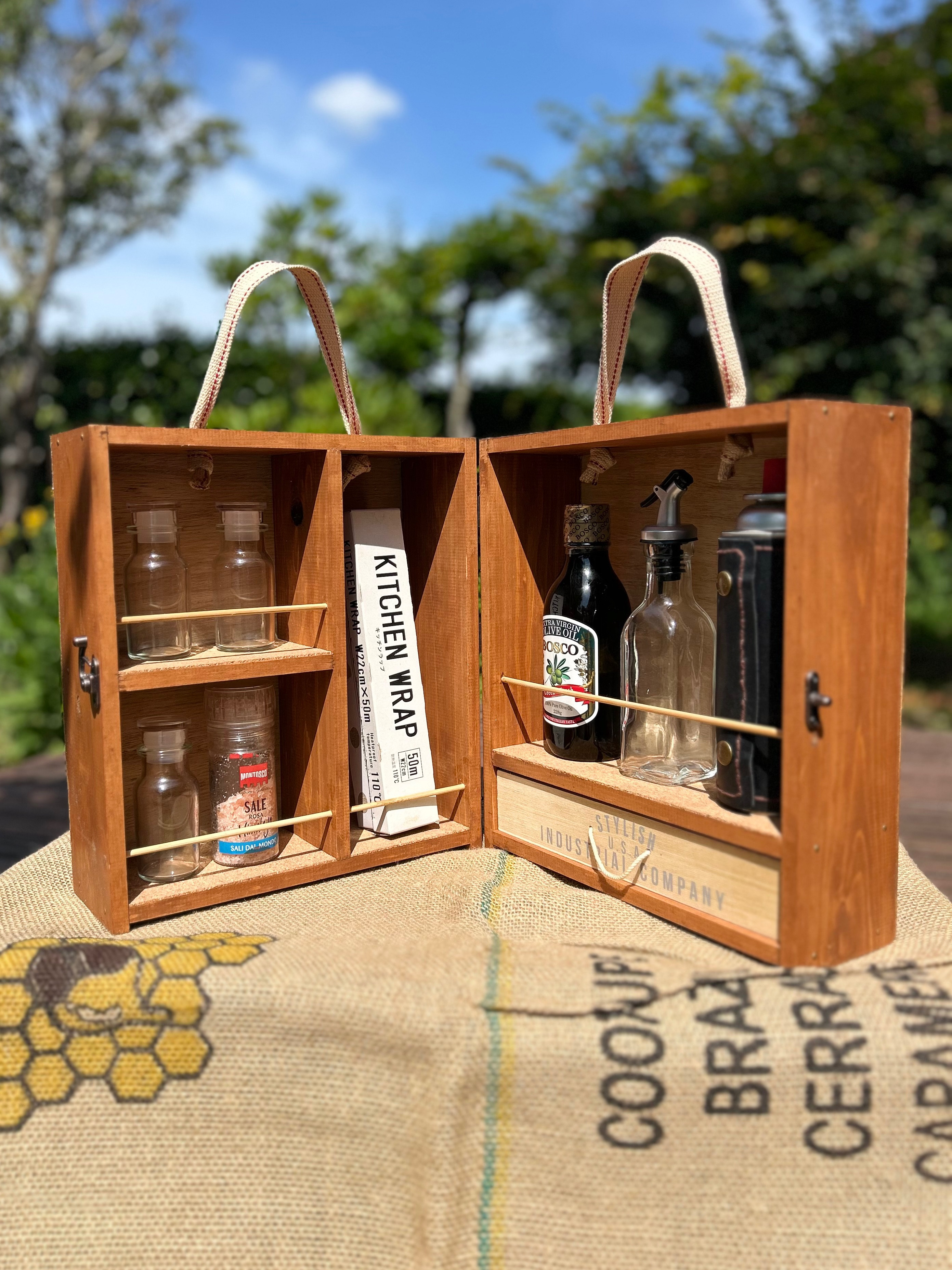 【料理好きキャンパーさんへ】CD缶も調味料も全部まとめて！木製スパイスボックス（持ち手付き）キャンプギア 調味料入れ