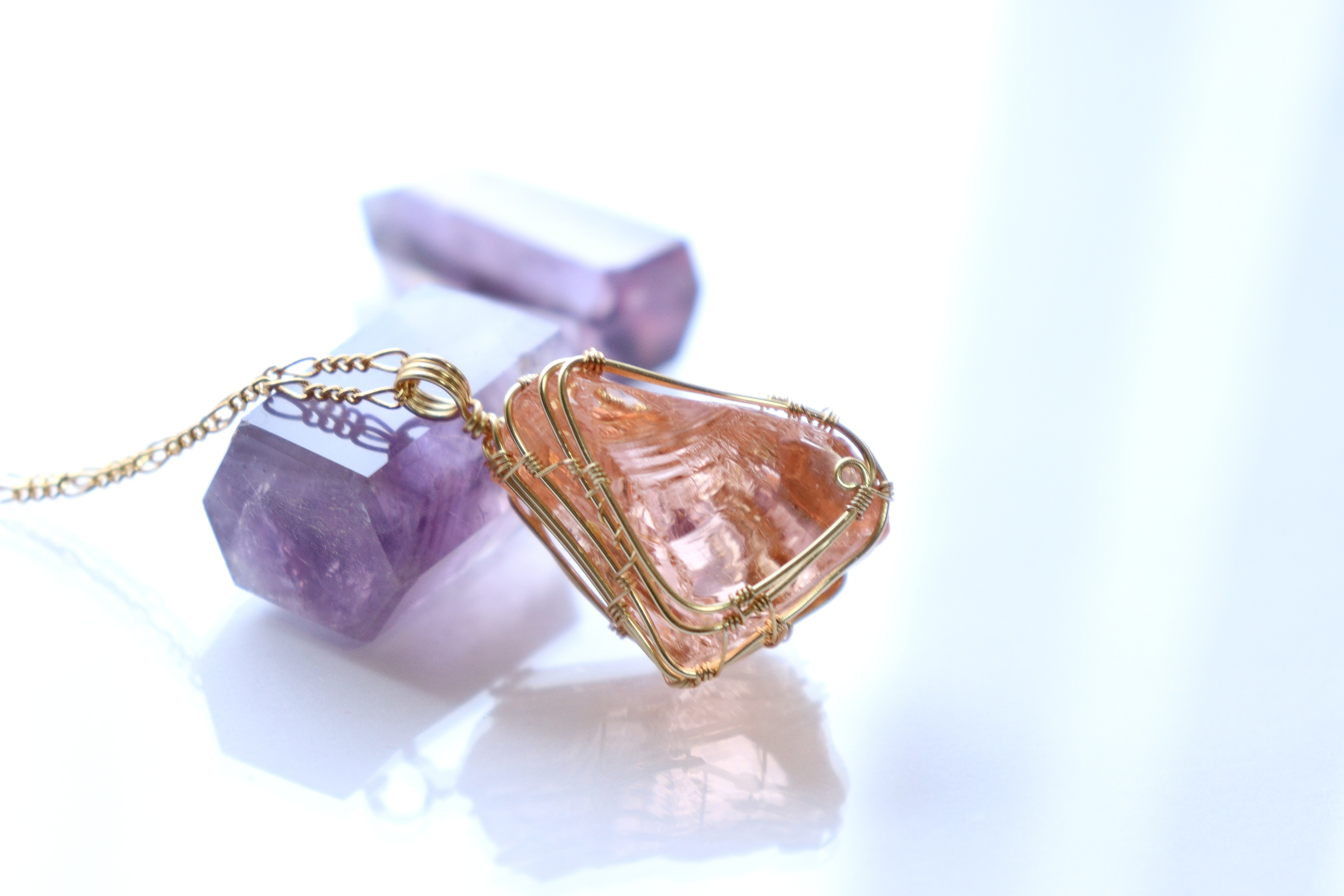 アンダラクリスタルのワイヤージュエリーネックレス✧原石ペンダント✧ローズアンバー