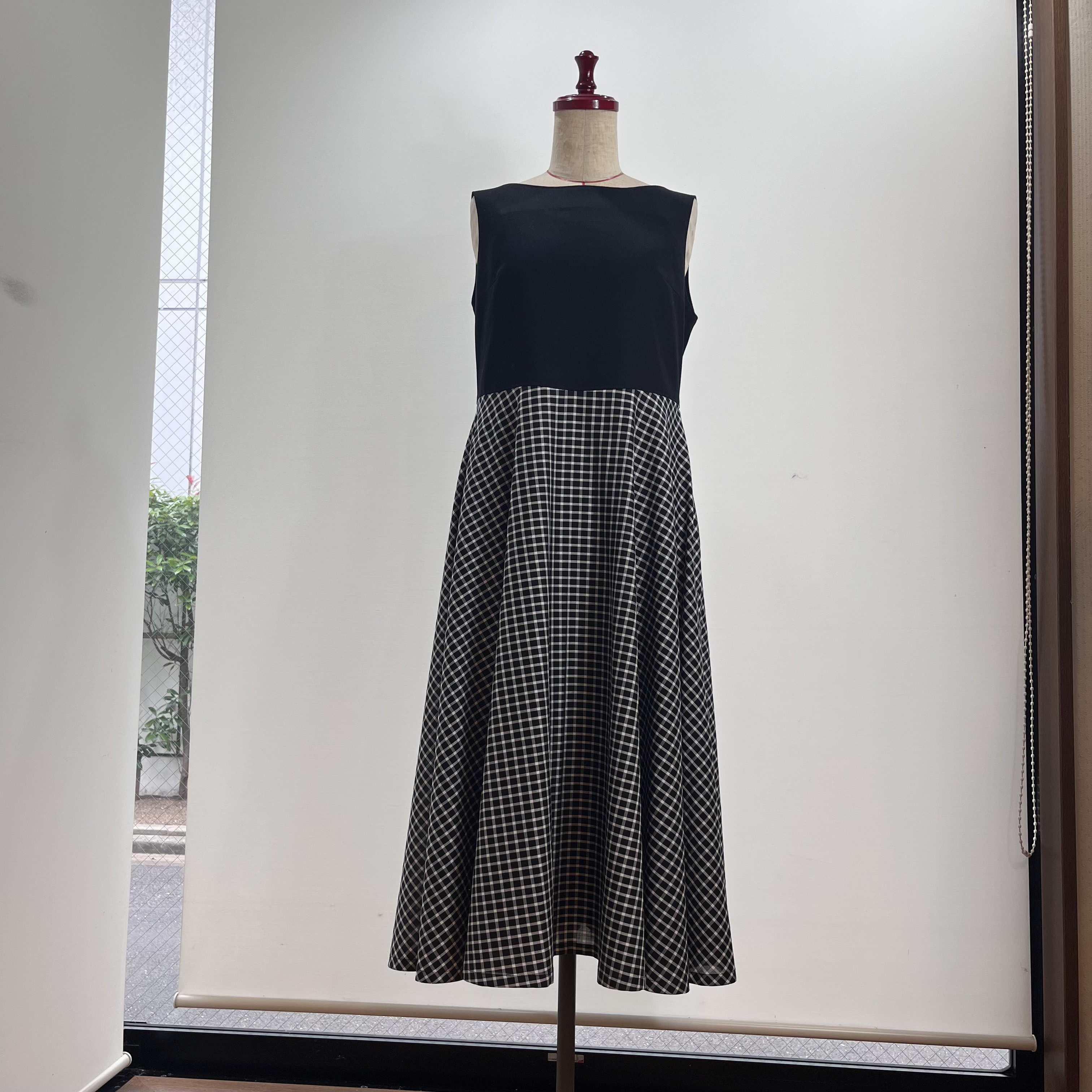 フレアーたっぷりの黒のチェックのワンピース(一点物)