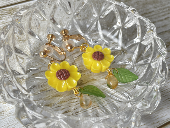 《受注生産》ひまわりの練り切りイヤリング/ピアス♡フェイクスイーツ 5枚目の画像