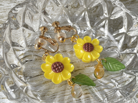《受注生産》ひまわりの練り切りイヤリング/ピアス♡フェイクスイーツ 10枚目の画像