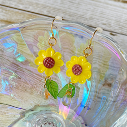 《受注生産》ひまわりの練り切りイヤリング/ピアス♡フェイクスイーツ 1枚目の画像