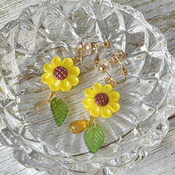 《受注生産》ひまわりの練り切りイヤリング/ピアス♡フェイクスイーツ 4枚目の画像