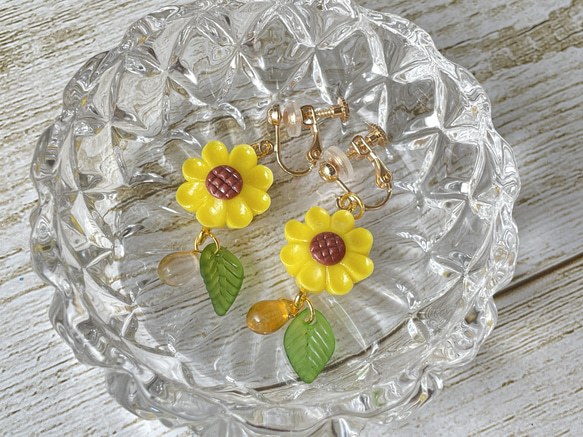 《受注生産》ひまわりの練り切りイヤリング/ピアス♡フェイクスイーツ 4枚目の画像