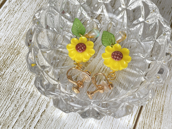 《受注生産》ひまわりの練り切りイヤリング/ピアス♡フェイクスイーツ 3枚目の画像