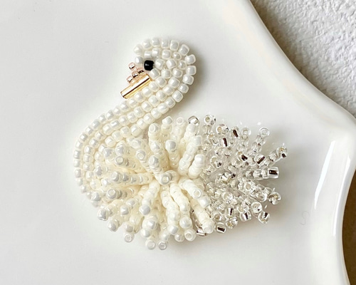 白鳥 立体的に輝く羽 ビーズ刺繍ブローチ ブローチ ryoca 通販