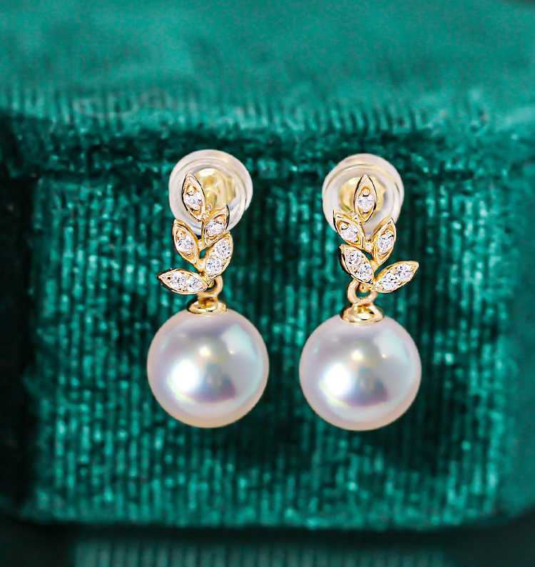 【La Corser】金の枝と翡翠の葉 日本製 7-9.5mm アコヤ天然海水真珠ピアス 18Kゴールド ダイヤモンドデザイン
