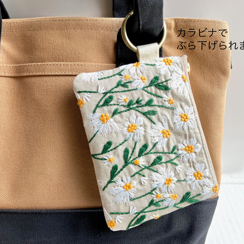 刺繍生地のティッシュケース付きミニポーチ カラビナ付き デイジー