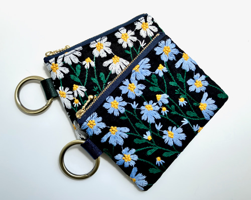 刺繍生地のティッシュケース付きミニポーチ カラビナ付き デイジー