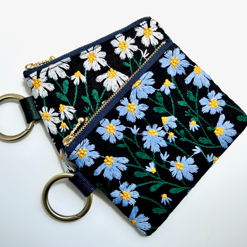 刺繍生地のティッシュケース付きミニポーチ カラビナ付き デイジー