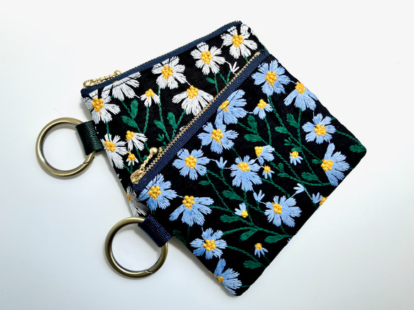 刺繍生地のティッシュケース付きミニポーチ カラビナ付き デイジー