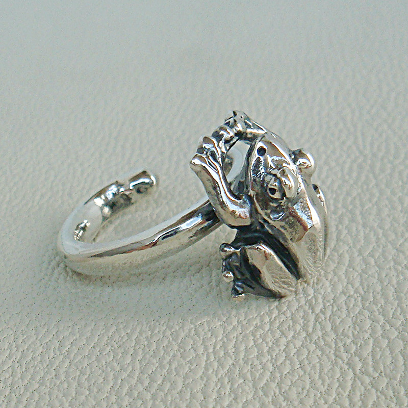 蛙（カエル）イヤーカフ　シルバーアクセサリー　かえる　カエル　動物　アニマルモチーフ　SV925　ギフト対応